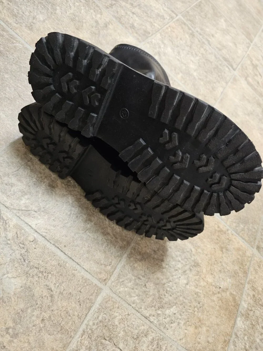 Unbranded black platform